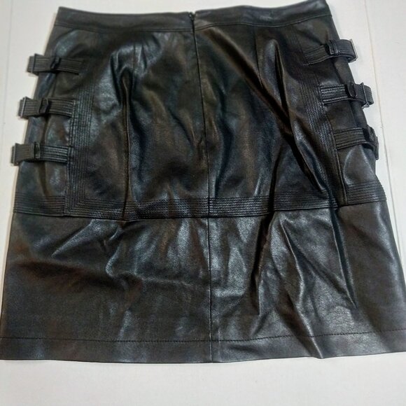 BCBG BLACK LEATHER-LIKE MINI SKIRT WITH TRIPLE BUCKLE SIDE STRAPS SIZE 8/T - Picture 4 of 6